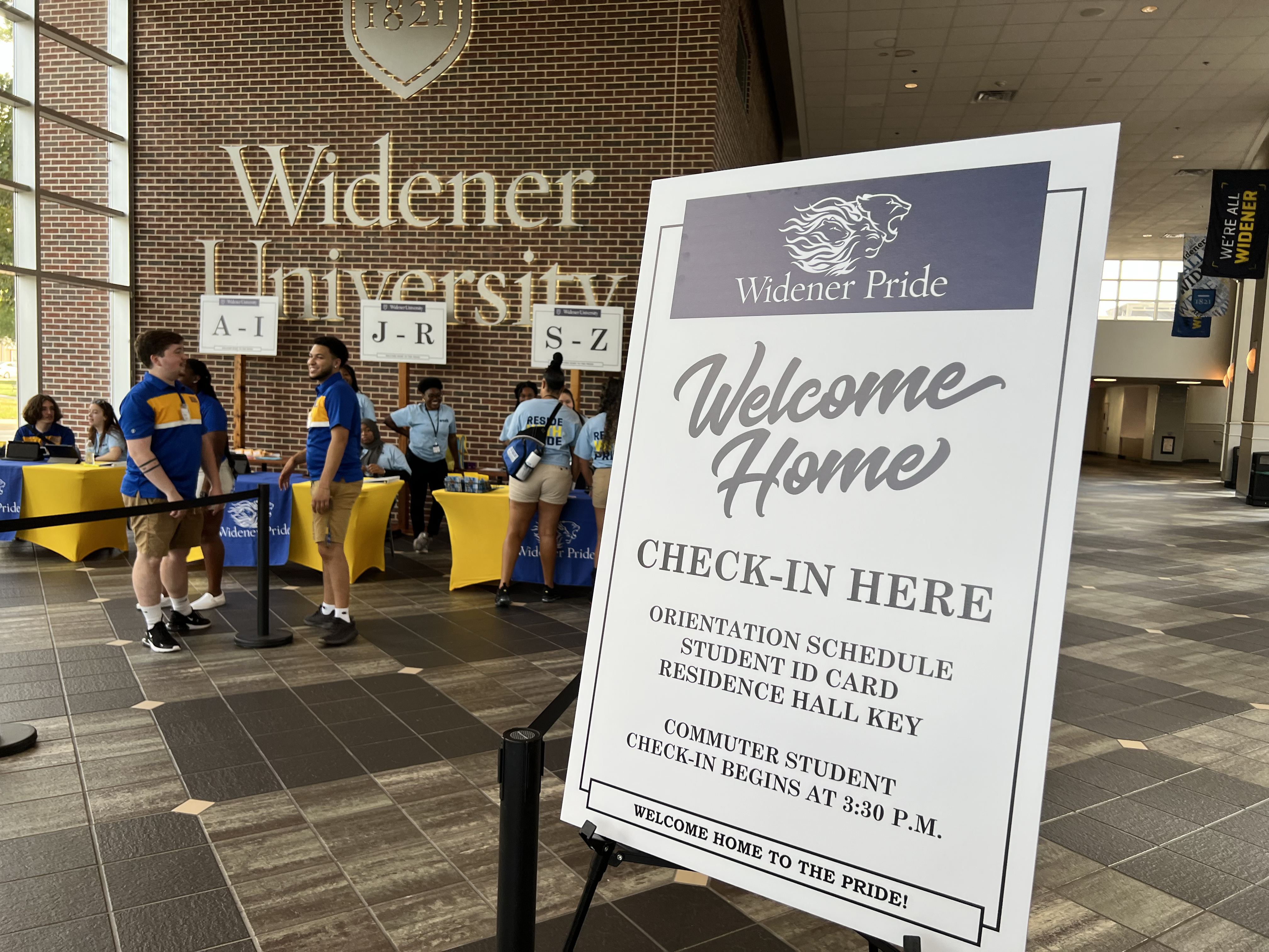 University Center welcoming new students with a "welcome home" sign