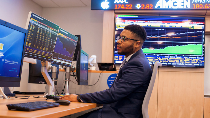 Widener business student in finance lab.