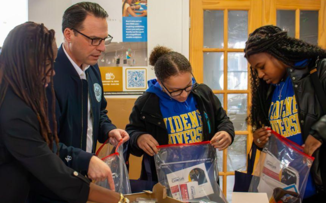 PA Governor Josh Shapiro volunteering with Widener students.
